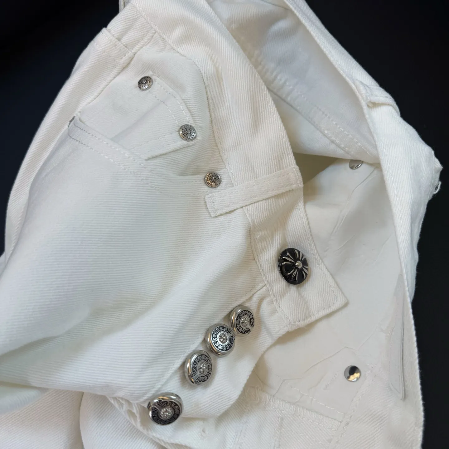 P300 Style number: D297 Chrome Hearts White Ox King Size: 28, 30, 32, 34 (S-XL) Color: White Size reference: Pants length 100 102 104 106 106 Waist 72 76 80 84 88 Recommended weight S (about 110 pounds) M (about 120 pounds) L (about 140 pounds) XL (around 165)